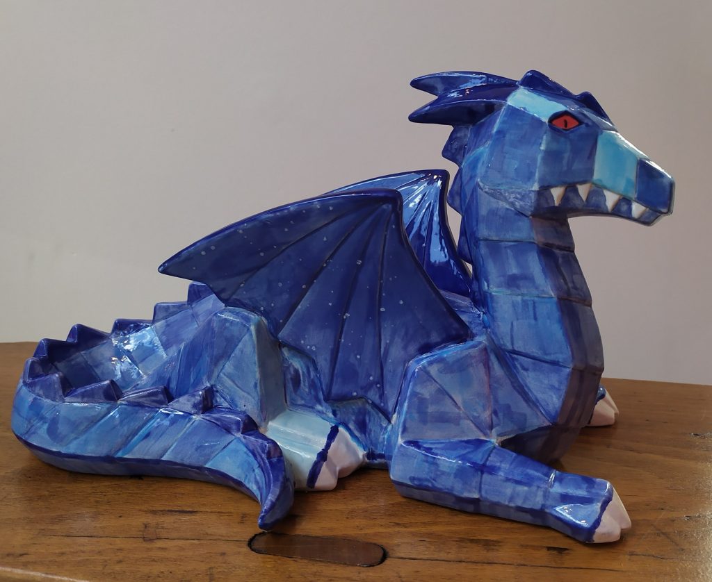 Dragon origami à facettes en faïence peint chez Cwtch Atelier Céramique