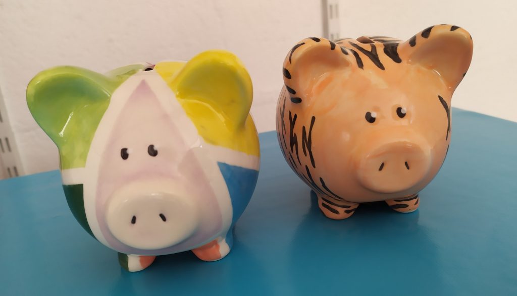 tirelires cochon en faïence peintes chez Cwtch Atelier Céramique